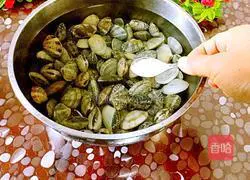 Illustration of how to make spicy ginger and scallion stir-fried flower armor 1