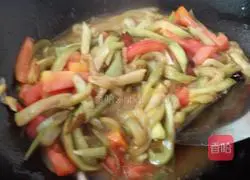 Illustration of how to stir-fry shredded eggplant in oyster sauce 3