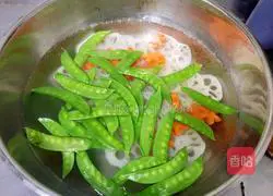 Illustration of how to make lotus pond stir-fry 3