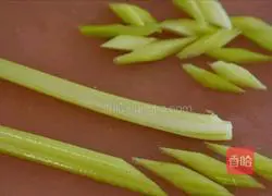 Illustration of how to make celery, cashew and shrimp 2