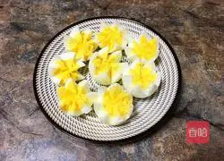 Illustration of how to mix garlic with eggs 4 