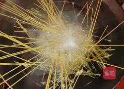 Illustration of how to make black pepper beef fillet pasta 3