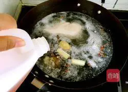 Illustration of how to make strange chicken shredded cold noodles 2