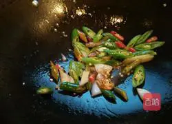 Illustration of how to make fried sausage with hot pepper 6