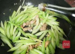 Illustration of how to make fried meat with celery 13