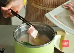 One meal and half an hour‖ Illustration of how to make garlic white meat 3