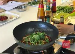 Illustration of how to make spicy squid 11