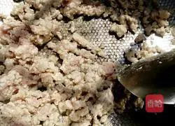 Illustration of how to stir-fry diced pork with minced meat 2