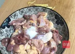 Illustration of how to make steamed chicken with red dates 3