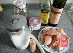 Illustration of how to make red wine chicken wings 1