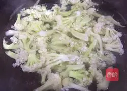 Illustration of how to make fried cauliflower with bacon 10