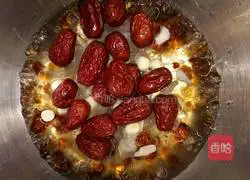 Illustration of how to make peach gum, red dates, tremella and lotus seed soup 7