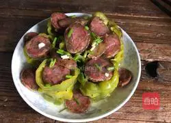 Illustration of making sausage stuffed with green pepper 7