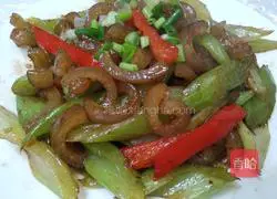 Illustration of how to stir-fry pork rinds with celery 7