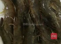 Illustration of how to make shrimps in tomato sauce 1