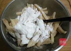 Illustration of how to make dry fried lotus root sticks 6