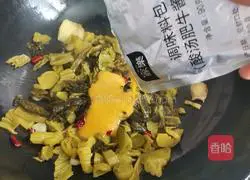 Illustration of how to make pickled fish in golden soup 7