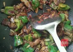 Illustration of how to make twice-cooked pork slices 6