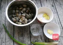 Illustration of how to steam clams with wine 1