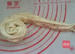 Illustration of how to make pretzel shredded cookies 6