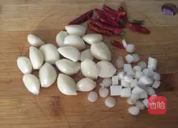 Illustration of how to slice shrimps with minced garlic 6