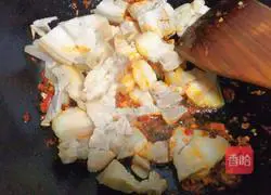 Illustration of how to stir-fry twice-cooked pork with onions 5