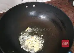 Illustration of how to make stir-fried river shrimp with leeks 2