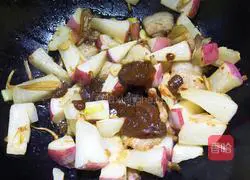 Illustration of how to make pork belly and radish stew 10