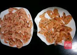 Illustration of how to eat two small river shrimps 3