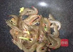 Illustration of how to fry prawns in oil 2