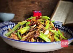 Three peppers fried pig ears Illustration of how to do it 11