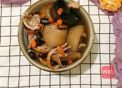 Illustration of how to make southern Fujian black beans, eucommia, squid and stewed pig tail 1