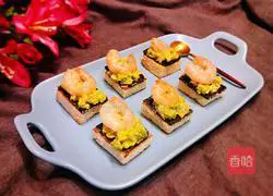 Illustration of how to make avocado and seafood salad 16