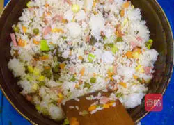 Illustration of how to make tomato sauce and egg fried rice 5