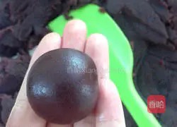 Illustration of how to make Cantonese bean paste and egg yolk mooncakes 4