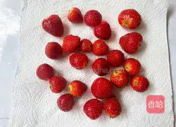 Illustration of how to make homemade strawberry wine 4