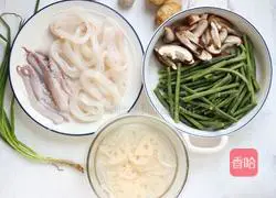 Illustration of how to make spicy squid hot pot 1
