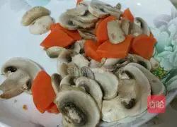 Illustration of how to cook tofu with mushrooms and cabbage in tomato sauce 2