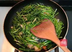 Illustration of how to cook clam meat and stir-fried leeks 10