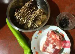 Illustration of how to make twice-cooked pork with black soybean and tea tree mushrooms 1