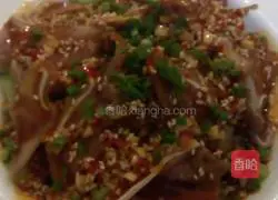 Illustration of how to make red oil ear slices 7