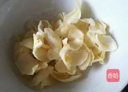 Illustration of how to make Lily, Tremella and Lotus Seed Soup 4