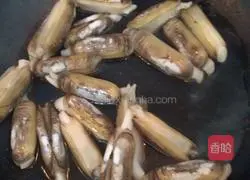 Illustration of how to stir-fry razor clams 3