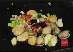 Illustration of how to make stir-fried abalone with soy sauce 5