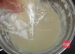Illustration of how to make cake roll cheese mousse 8