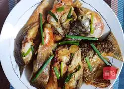 Illustration of how to make fried and braised red pomfret 7