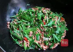 Illustration of how to make stir-fried river shrimp with leeks 6