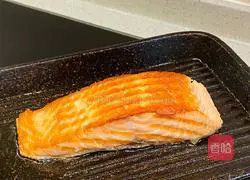 Healthy low-fat pan-fried salmon fillet illustration 6