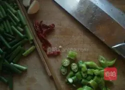 Illustration of how to cook twice-cooked pork with stir-fried garlic moss 3