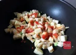 Illustration of how to stir-fry diced steamed buns in tomato sauce 8